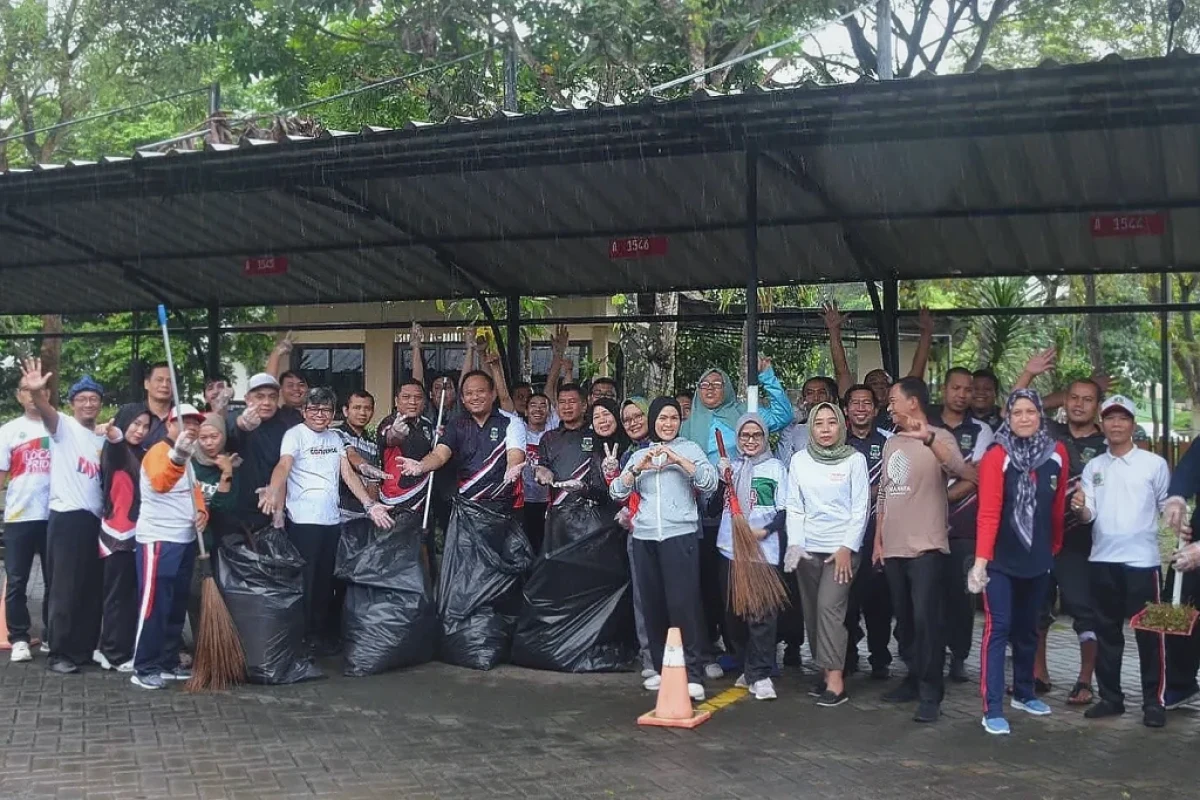 Pegawai Disperindag Banten Tetap Semangat Bersihkan Lingkungan di Tengah Gerimis