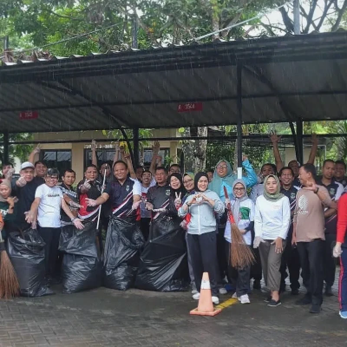 Pegawai Disperindag Banten Tetap Semangat Bersihkan Lingkungan di Tengah Gerimis