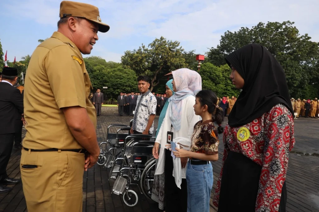 Wali Kota Bekasi Salurkan 27 Bantuan Disabilitas, Ingatkan ASN Disiplin