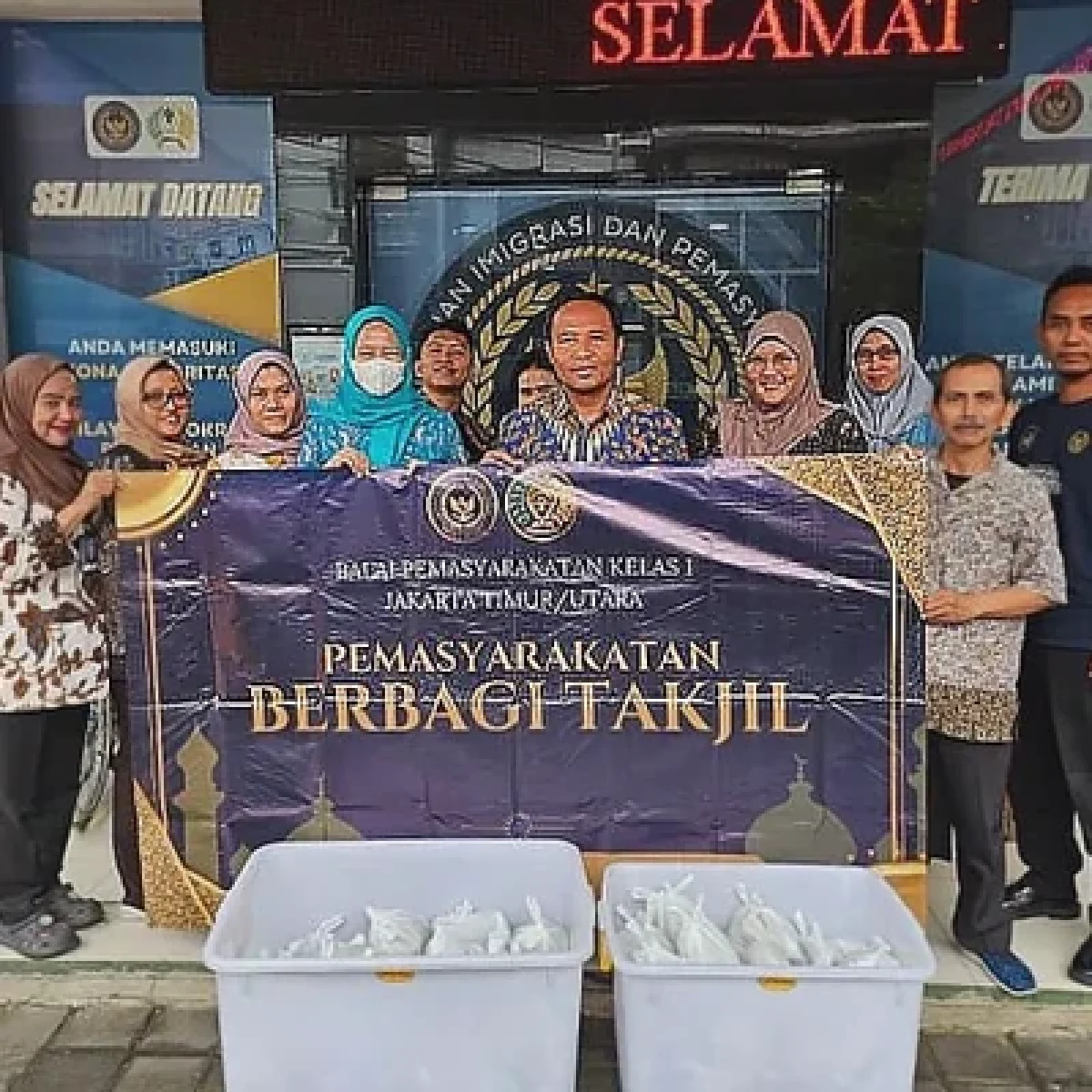 Bapas Jakarta Timur-Utara Bagikan Takjil Gratis untuk Warga dan Pengguna Jalan