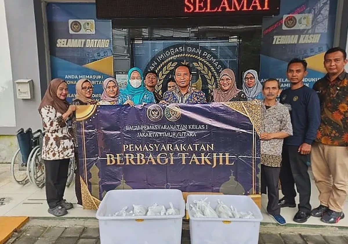 Bapas Jakarta Timur-Utara Bagikan Takjil Gratis untuk Warga dan Pengguna Jalan