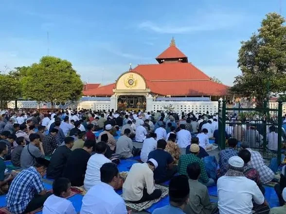 Ribuan Umat Muslim Salat Idulfitri di Masjid Kauman Yogyakarta, Ikuti Ketetapan Muhammadiyah