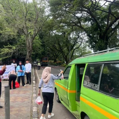 Lapas Perempuan Tangerang Gelar Jumat Berkah, Bagikan Nasi Kotak ke Warga Sekitar