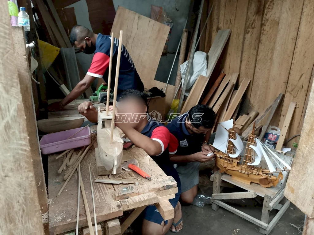 Warga Binaan Lapas Wahai Sulap Limbah Kayu Jadi Miniatur Kapal Pinisi Bernilai Jual
