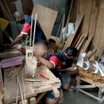 Warga Binaan Lapas Wahai Sulap Limbah Kayu Jadi Miniatur Kapal Pinisi Bernilai Jual