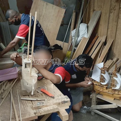 Warga Binaan Lapas Wahai Sulap Limbah Kayu Jadi Miniatur Kapal Pinisi Bernilai Jual
