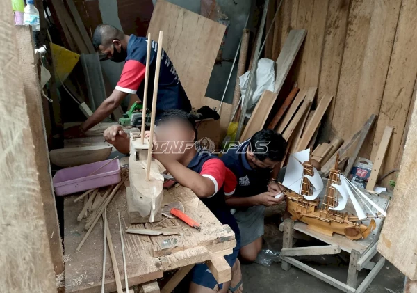 Warga Binaan Lapas Wahai Sulap Limbah Kayu Jadi Miniatur Kapal Pinisi Bernilai Jual