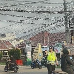 Polsek Anyar Rutin Atur Lalu Lintas di Simpang Puskesmas Anyar Cilegon