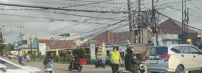 Polsek Anyar Rutin Atur Lalu Lintas di Simpang Puskesmas Anyar Cilegon