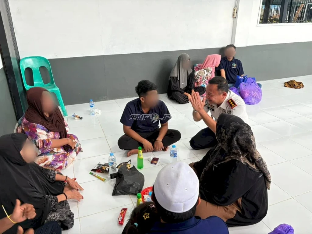 Kalapas Narkotika Karang Intan Sapa Langsung Warga Binaan dan Keluarga Saat Kunjungan