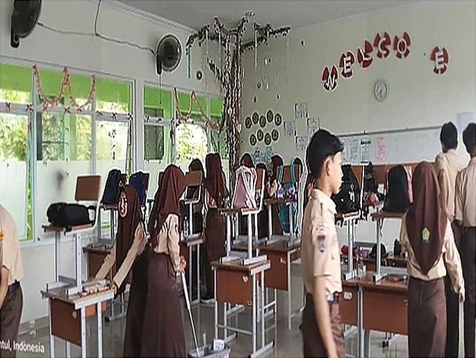 Siswa Kelas 8E MTs Negeri 4 Bantul Bersih-bersih Sambut Lomba Kebersihan
