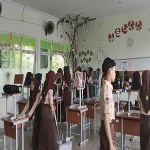 Siswa Kelas 8E MTs Negeri 4 Bantul Bersih-bersih Sambut Lomba Kebersihan
