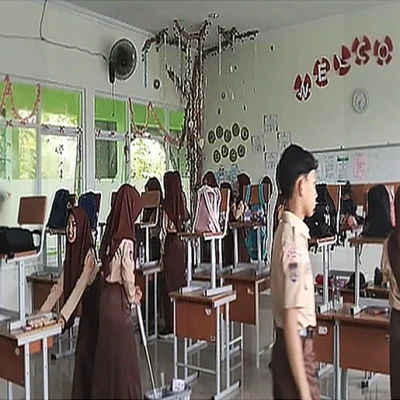 Siswa Kelas 8E MTs Negeri 4 Bantul Bersih-bersih Sambut Lomba Kebersihan