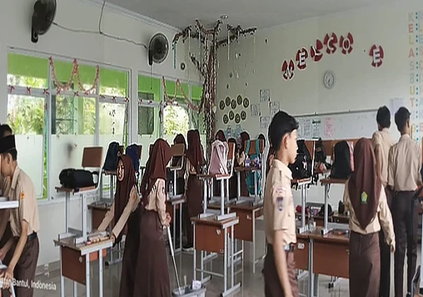 Siswa Kelas 8E MTs Negeri 4 Bantul Bersih-bersih Sambut Lomba Kebersihan