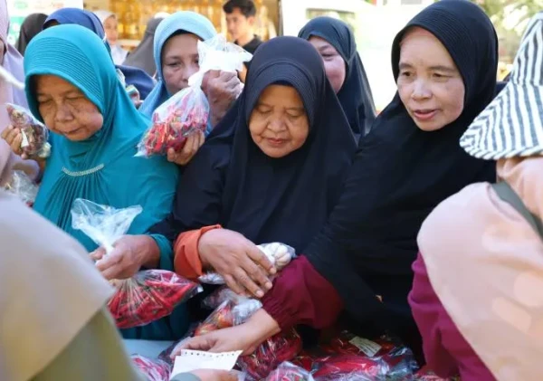 Warga Larangan Tangerang Antusias Serbu Gampang Sembako Ramadan, Harga Miring Jadi Magnet