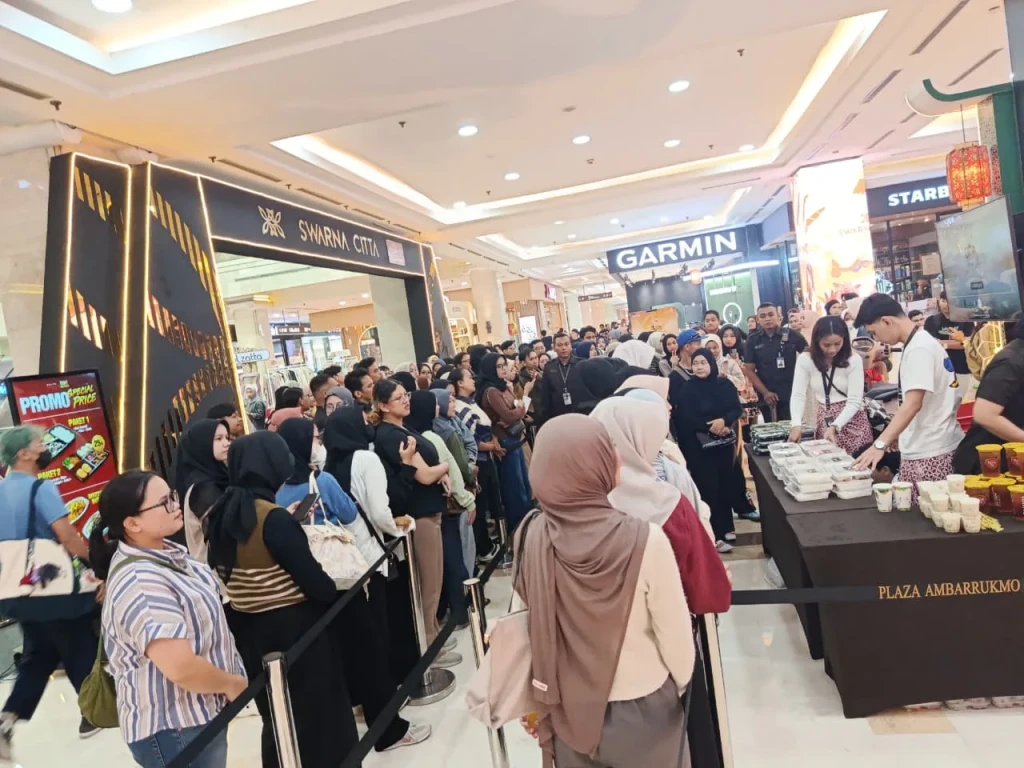 Plaza Ambarrukmo Bagikan Takjil Gratis, Rayakan Ulang Tahun ke-20 Lewat "Suwarna Cita"