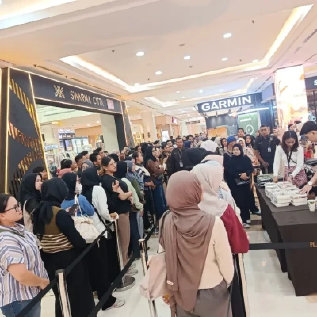 Plaza Ambarrukmo Bagikan Takjil Gratis, Rayakan Ulang Tahun ke-20 Lewat "Suwarna Cita"