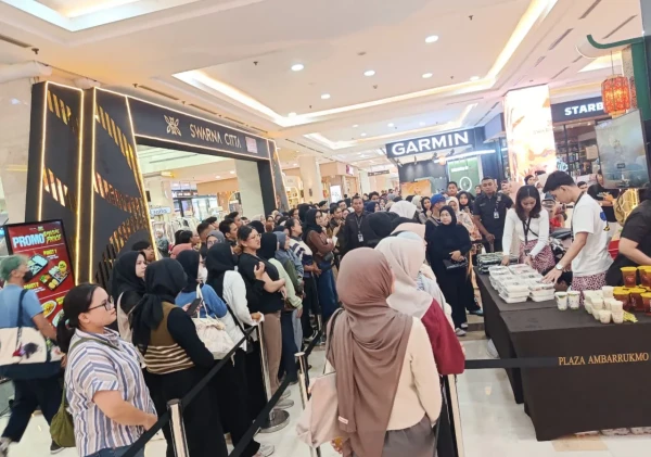 Plaza Ambarrukmo Bagikan Takjil Gratis, Rayakan Ulang Tahun ke-20 Lewat "Suwarna Cita"