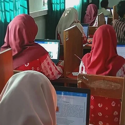 Siswa MTsN 4 Bantul Ikuti Try Out TKA dengan Busana Adat Jawa