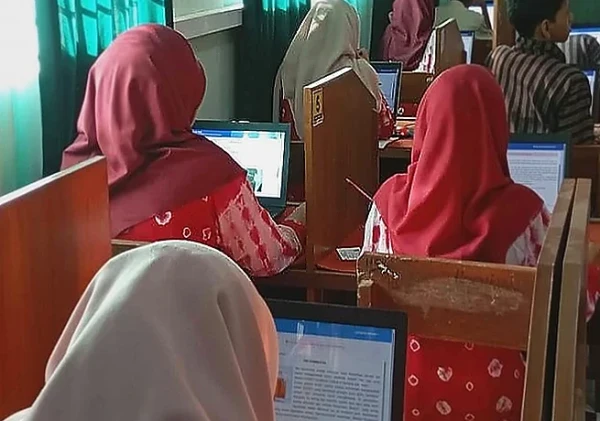 Siswa MTsN 4 Bantul Ikuti Try Out TKA dengan Busana Adat Jawa