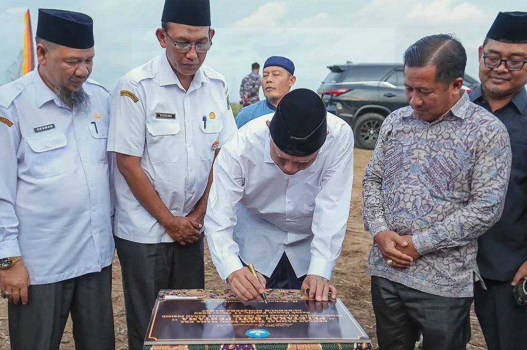 Gubernur Mahyeldi Letakkan Batu Pertama Relokasi SMKN 1 Sasak Ranah Pasisie
