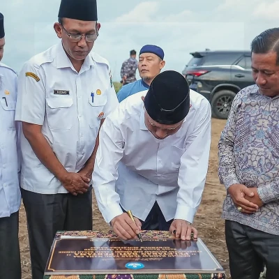 Gubernur Mahyeldi Letakkan Batu Pertama Relokasi SMKN 1 Sasak Ranah Pasisie