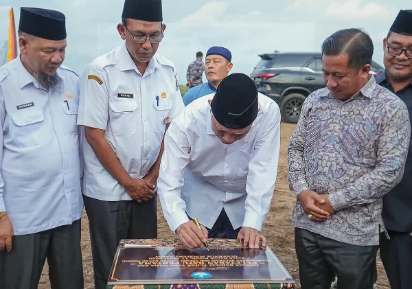 Gubernur Mahyeldi Letakkan Batu Pertama Relokasi SMKN 1 Sasak Ranah Pasisie