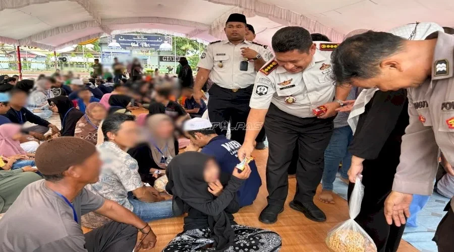 Kalapas Banjarmasin Bagikan Makanan Ringan ke Anak Warga Binaan saat Idulfitri