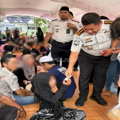 Kalapas Banjarmasin Bagikan Makanan Ringan ke Anak Warga Binaan saat Idulfitri