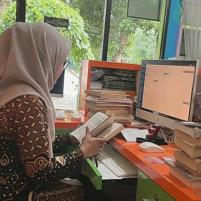 Pustakawan MTsN 6 Bantul Olah Donasi Buku dari Komunitas "Donasi Buku Kita"