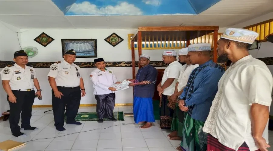 Lapas Tual dan KUA Kei Kecil Serahkan Sertifikat Khatam Al-Qur'an untuk Warga Binaan