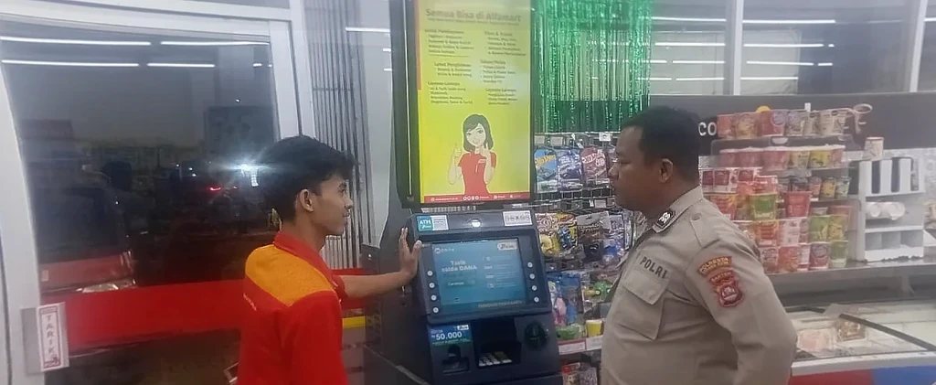 Polsek Kramatwatu Gelar Patroli di Alfamart Margasana, Imbau Waspada Pencurian