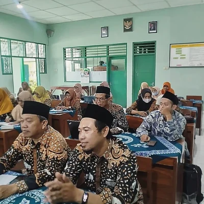 Empat Guru IPA MTsN 6 Bantul Ikuti Kupas Tuntas Soal Try Out di MTsN 5