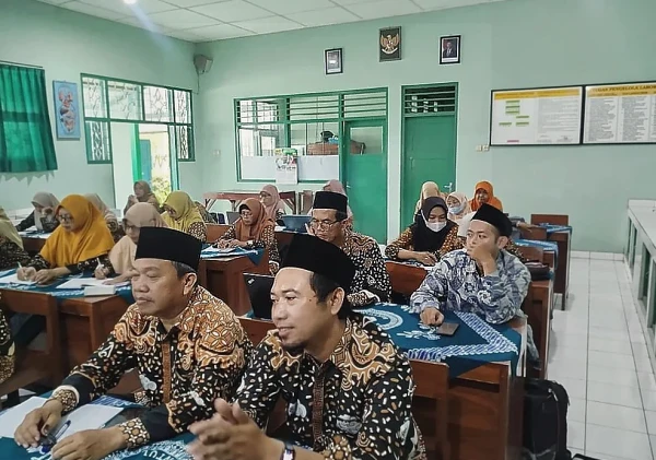 Empat Guru IPA MTsN 6 Bantul Ikuti Kupas Tuntas Soal Try Out di MTsN 5