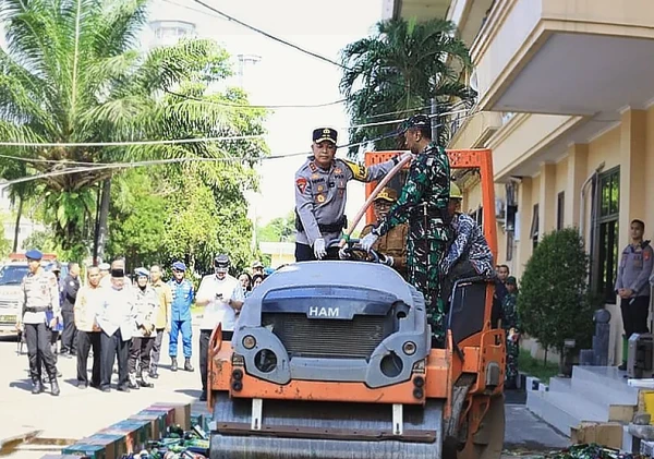 Polda Banten Musnahkan 7.733 Botol Miras Hasil Operasi Pekat Maung 2026