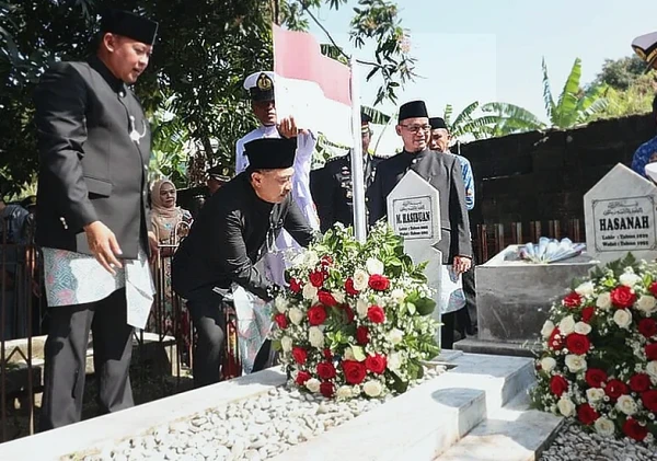 Wali Kota Bekasi Sematkan Helm Pahlawan di Makam M. Hasibuan