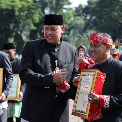 Wali Kota Bekasi Tri Adhianto Beri Penghargaan Seniman di Hari Jadi ke-29