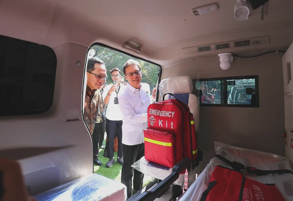 Kemenkes Salurkan 31 Ambulans dan Alkes dari Swasta untuk Daerah Terdampak Bencana