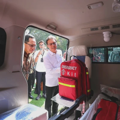Kemenkes Salurkan 31 Ambulans dan Alkes dari Swasta untuk Daerah Terdampak Bencana