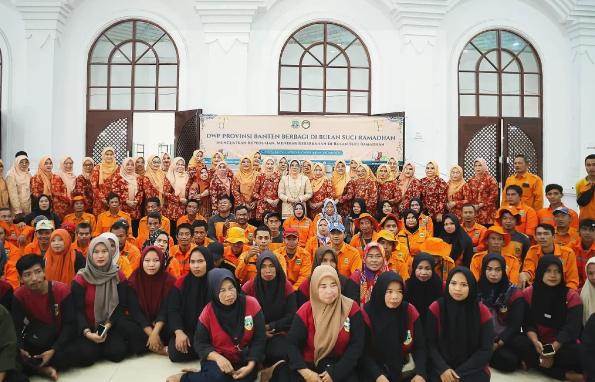 DWP Banten Salurkan 200 Paket Sembako untuk Petugas Kebersihan KP3B