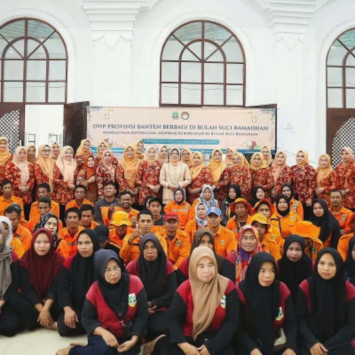 DWP Banten Salurkan 200 Paket Sembako untuk Petugas Kebersihan KP3B