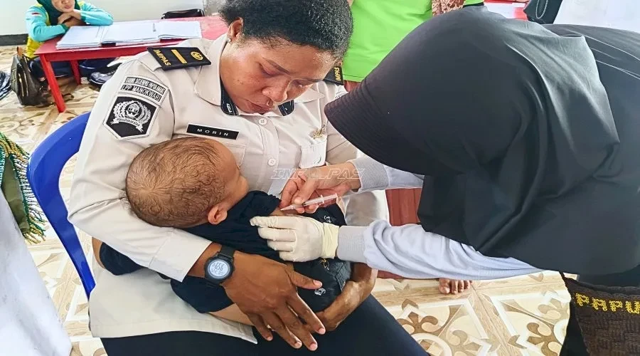 Lapas Perempuan Manokwari Dampingi Imunisasi Dua Anak Warga Binaan di Posyandu