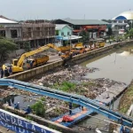 Pemkot Tangerang Terjunkan Alat Berat Atasi Penyumbatan Sampah Kali Ledug