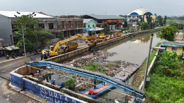 Pemkot Tangerang Terjunkan Alat Berat Atasi Penyumbatan Sampah Kali Ledug