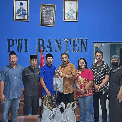 PWI Banten dan Yayasan Mengetuk Pintu Langit Salurkan Santunan Sembako untuk Anak Yatim