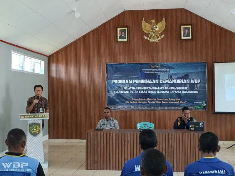 Rutan SoE dan Rafanly Batako Latih Warga Binaan Membuat Batako
