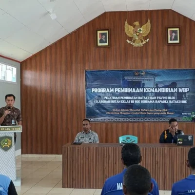 Rutan SoE dan Rafanly Batako Latih Warga Binaan Membuat Batako