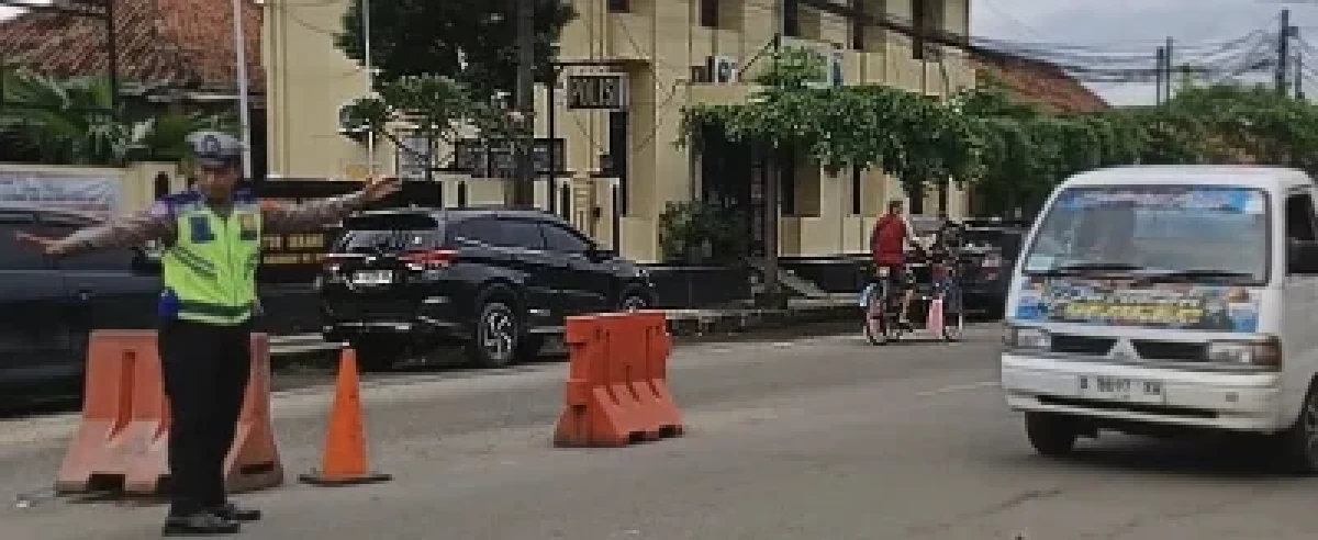 Polsek Serang Atur Lalu Lintas di Simpang Polsek pada Jumat Pagi
