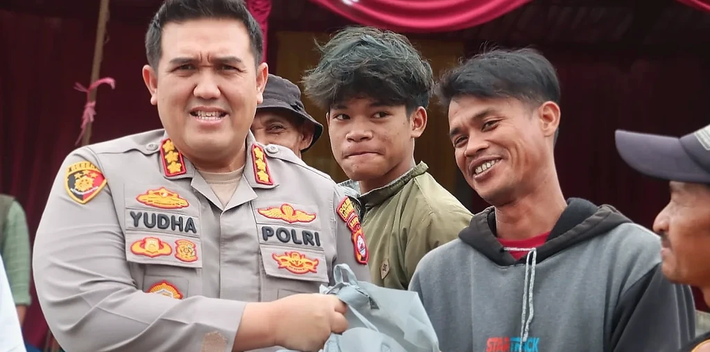 Kapolresta Serang Kota Pimpin Penanaman Jagung dan Bagikan Sembako di Padarincang