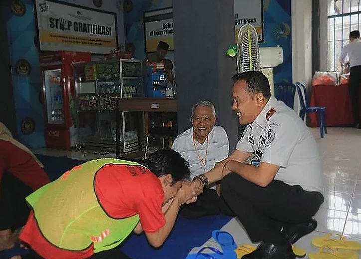 Kunjungan Idul Fitri di Lapas Pemuda Madiun Berakhir Aman dan Penuh Haru